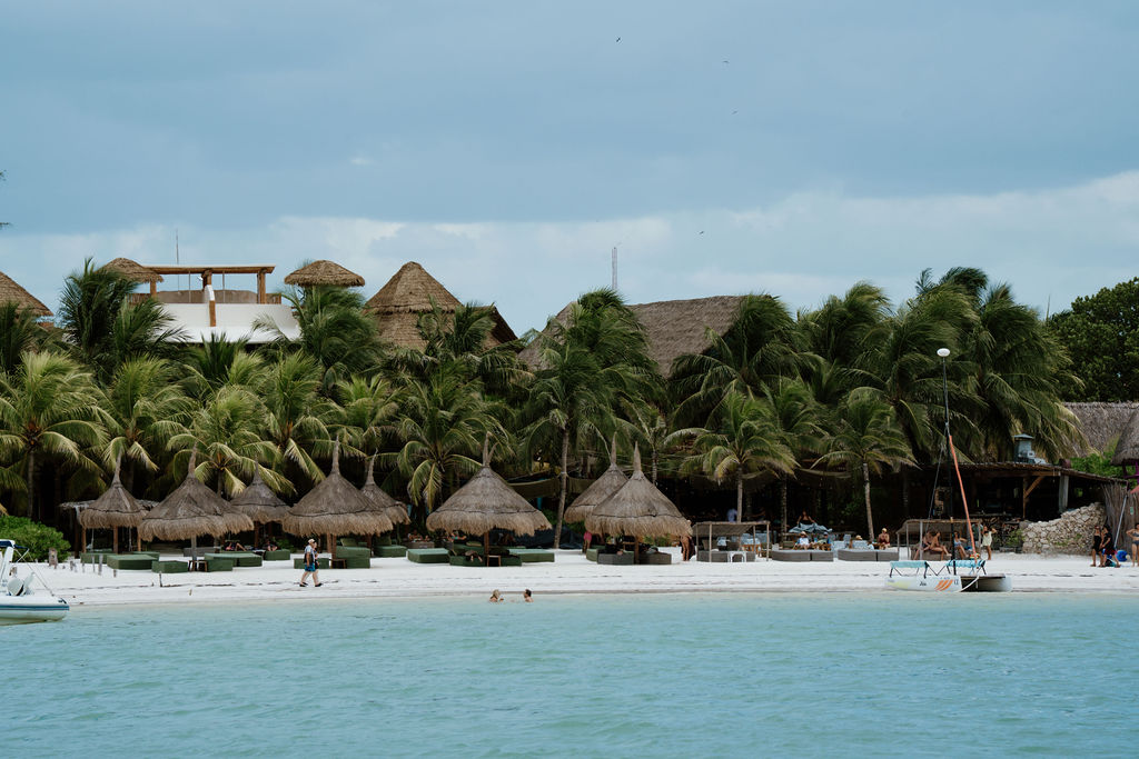 Playa de Holbox con palapas